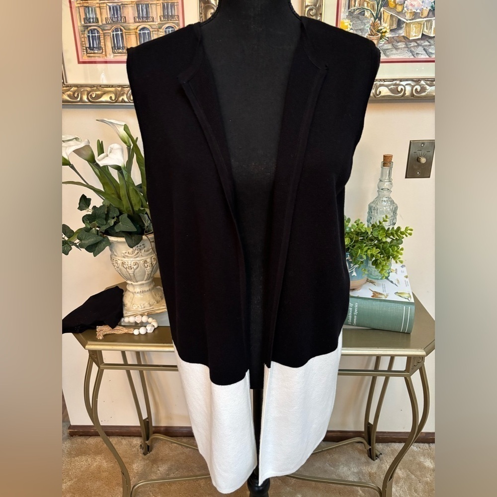 CHICOS COLORBLOCK SLEEVELESS BLACK & WHITE CASUAL OPEN FRONT LONG VEST SIZE 8-10 - Picture 2 of 9